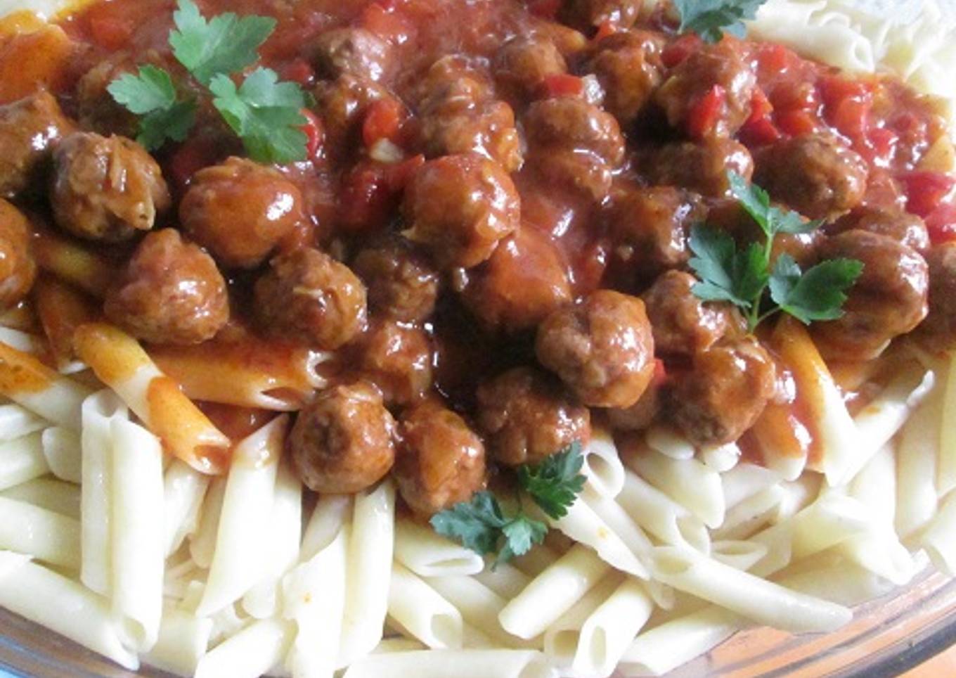 Macarrones con albondiguitas en salsa de tomate y pimiento
