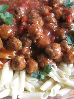 Una foto de Macarrones con albondiguitas en salsa de tomate y pimiento