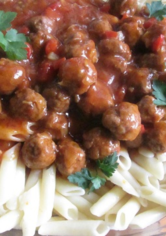 Una foto de Macarrones con albondiguitas en salsa de tomate y pimiento