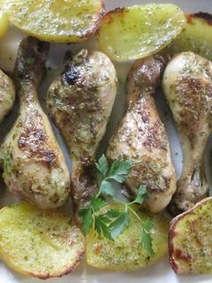 Una foto de Muslitos y patatas al ajo y perejil