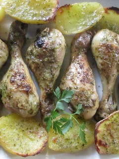 Una foto de Muslitos y patatas al ajo y perejil