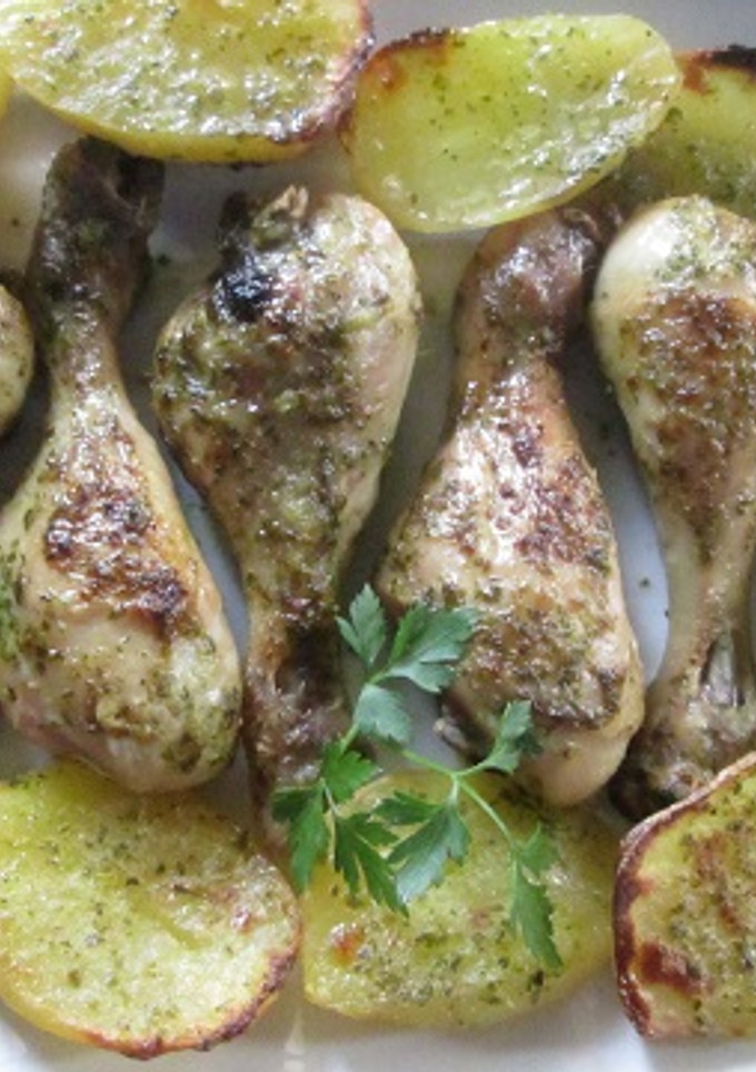 Una foto de Muslitos y patatas al ajo y perejil