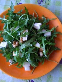 Una foto de Ensalada de rúcula con pera y queso