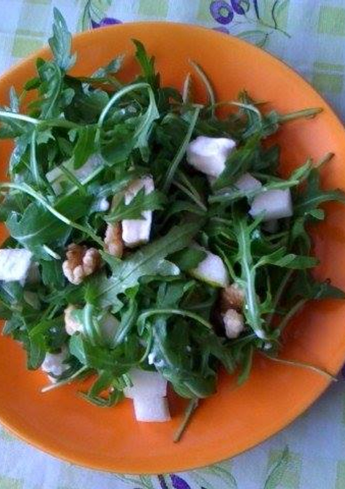 Una foto de Ensalada de rúcula con pera y queso