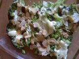 Ensalada de brócoli con pétalos de almendras
