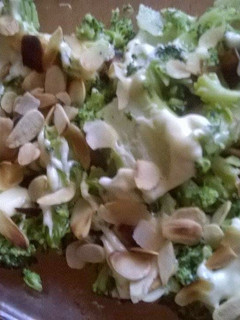 Una foto de Ensalada de brócoli con pétalos de almendras