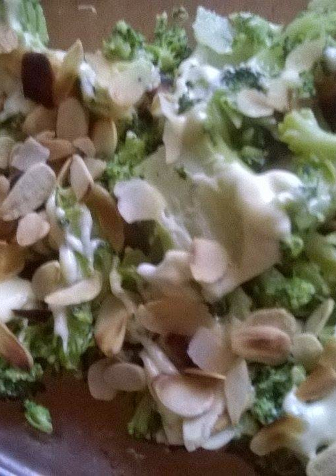 Una foto de Ensalada de brócoli con pétalos de almendras