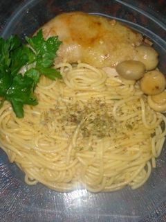 Una foto de Espaguetis al pimentón con pollo y champiñones