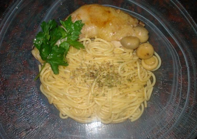 Espaguetis al pimentón con pollo y champiñones