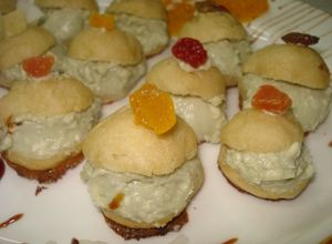 Foto principal de Bocaditos de pizza con roquefort al whisky y queso de cabra en salsa de tomate