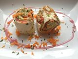 Crepes rellenos de aguacate con pimientos del piquillo y atún