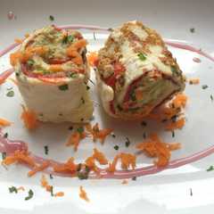 Una foto de Crepes rellenos de aguacate con pimientos del piquillo y atún