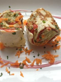 Una foto de Crepes rellenos de aguacate con pimientos del piquillo y atún
