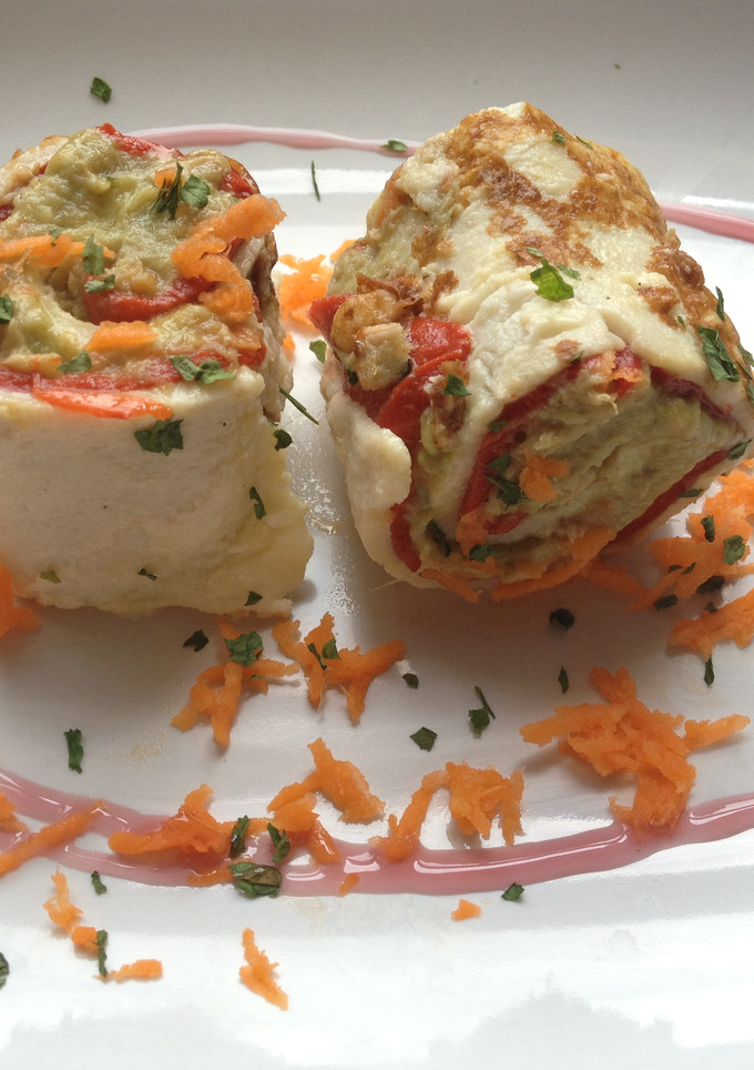 Una foto de Crepes rellenos de aguacate con pimientos del piquillo y atún