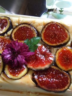 Una foto de Pudding de higos caramelizados con bizcochos