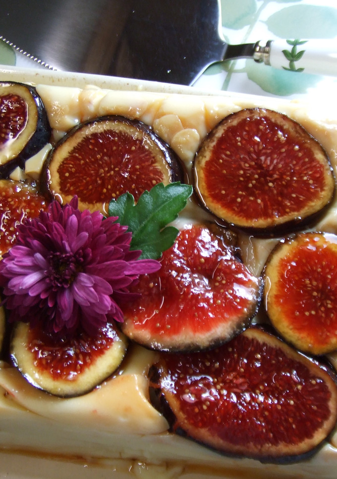 Una foto de Pudding de higos caramelizados con bizcochos