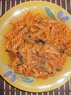 Una foto de Pasta con gambas y calabacines