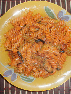 Una foto de Pasta con gambas y calabacines