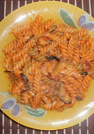 Una foto de Pasta con gambas y calabacines