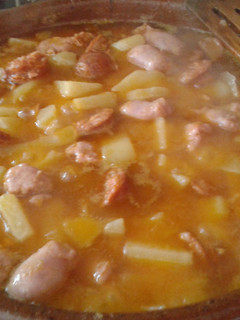 Una foto de Estofado de patatas con chorizo y salchichas