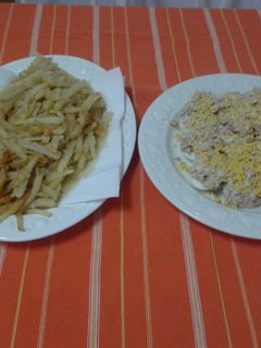 Una foto de Huevos rellenos con patatas fritas