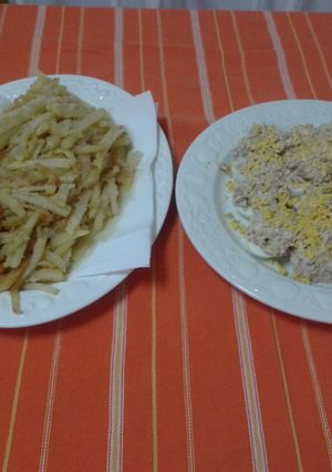 Una foto de Huevos rellenos con patatas fritas 