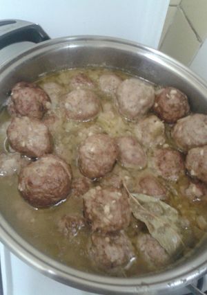 Una foto de albóndigas en salsa