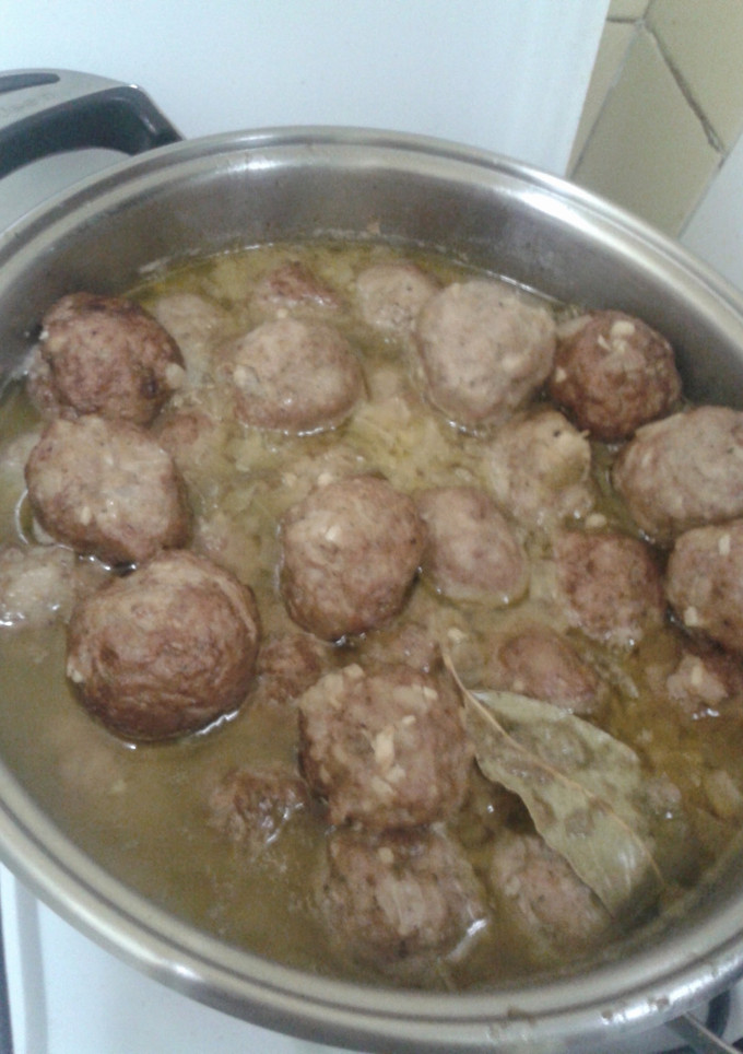 Una foto de albóndigas en salsa