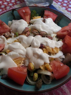 Una foto de Ensalada con huevo cocido y espárragos