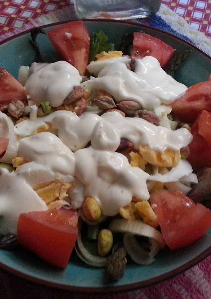 Una foto de Ensalada con huevo cocido y espárragos