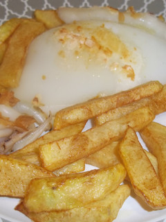 Una foto de Sepia a la plancha con patatas fritas