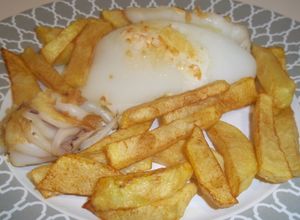 Foto principal de Sepia a la plancha con patatas fritas
