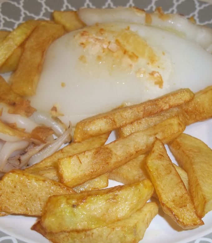 Foto principal de Sepia a la plancha con patatas fritas