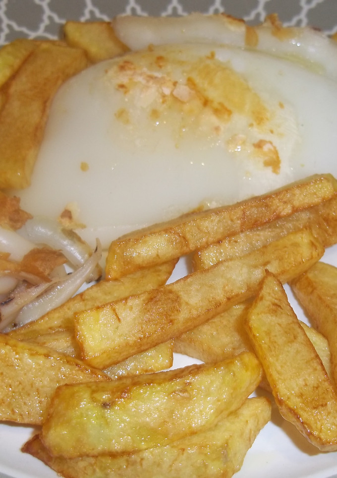 Una foto de Sepia a la plancha con patatas fritas