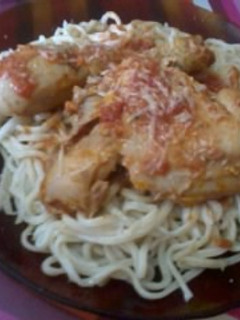Una foto de Fideos caseros con salsa de pollo