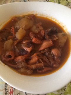 Una foto de Guisado de pulpo con patatas nuevas