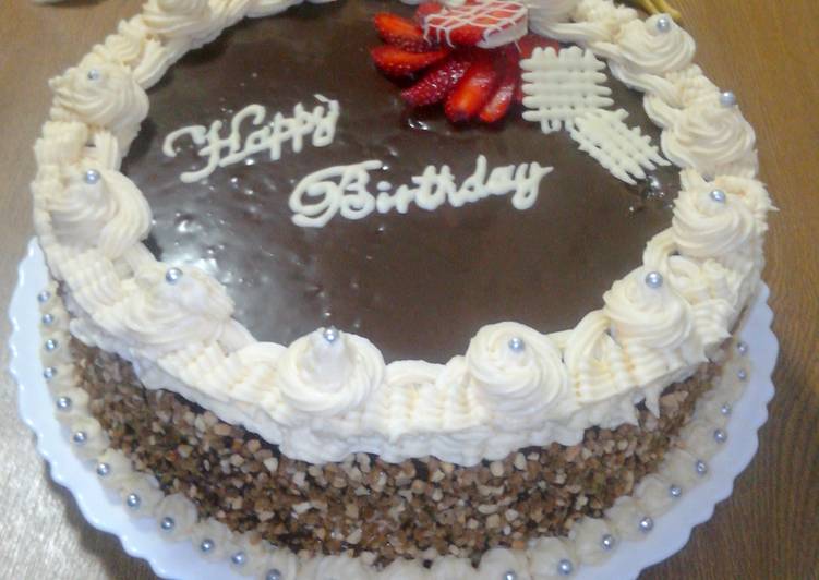 Tarta de chocolate rellena de crema de moka