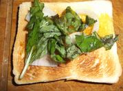 Una foto de rúcula tostadas