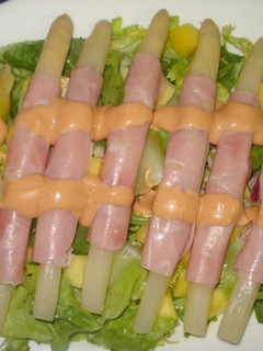 Una foto de Ensalada con rollitos de espárragos y jamón
