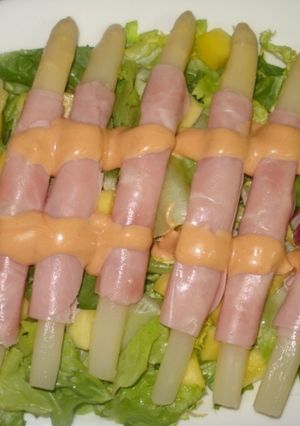Una foto de Ensalada con rollitos de espárragos y jamón