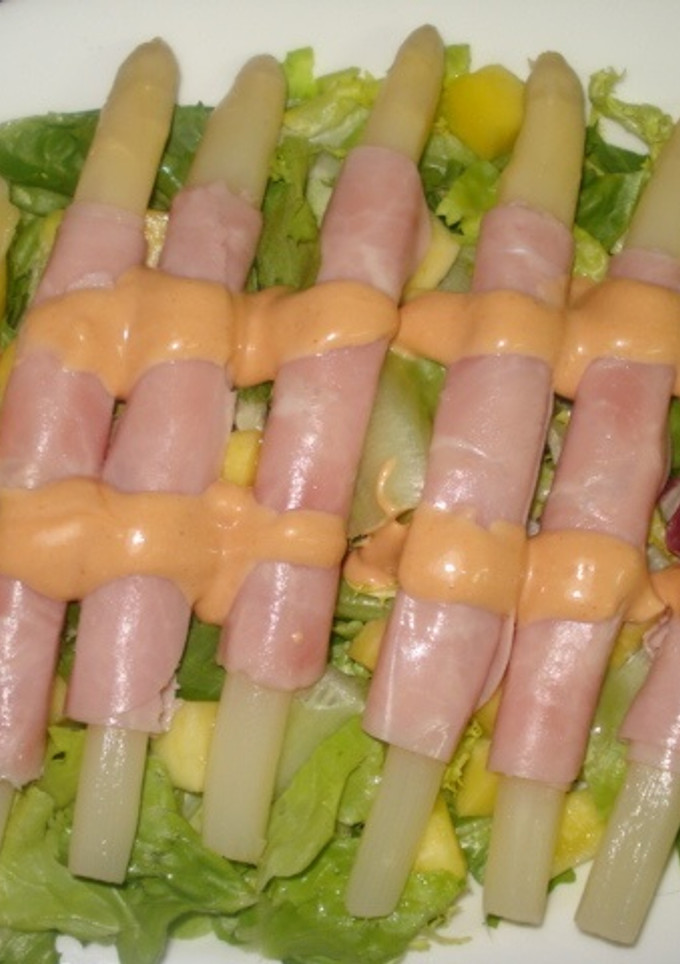 Una foto de Ensalada con rollitos de espárragos y jamón