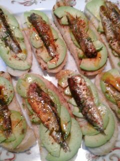 Una foto de Tostadas de sardinas en escabeche con aguacate