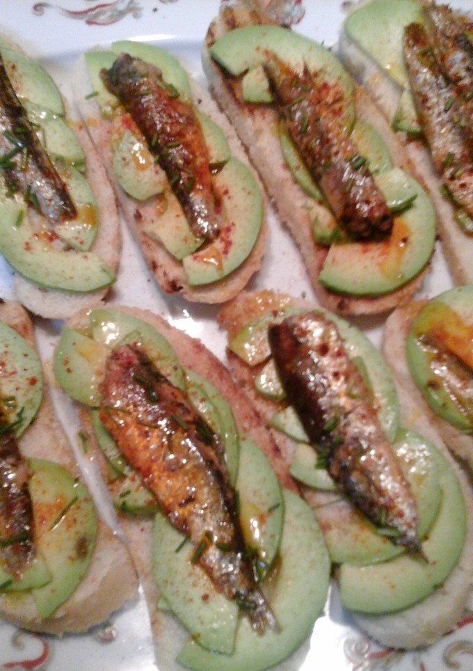 Una foto de Tostadas de sardinas en escabeche con aguacate