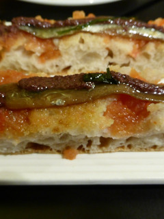 Una foto de Pincho de focaccia de tomate y anchoa