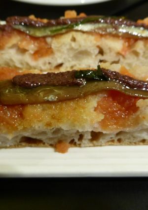 Una foto de Pincho de focaccia de tomate y anchoa