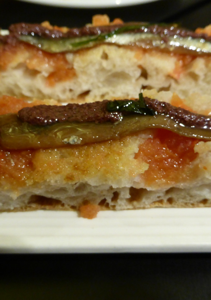 Una foto de Pincho de focaccia de tomate y anchoa