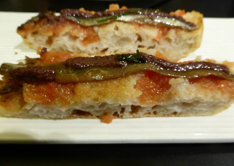 Pincho de focaccia de tomate y anchoa