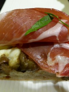 Una foto de Tostada de focaccia de champiñon y jamón