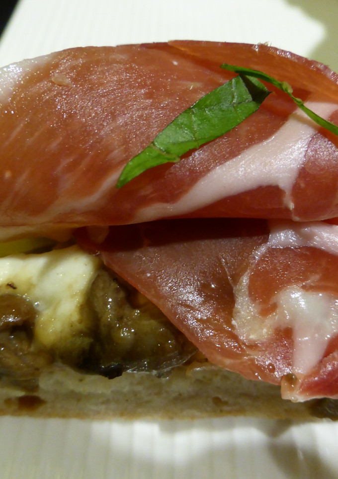 Una foto de Tostada de focaccia de champiñon y jamón