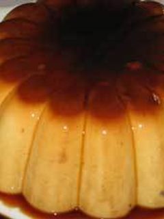 Una foto de Flan con relleno de vainillas y dulce de leche
